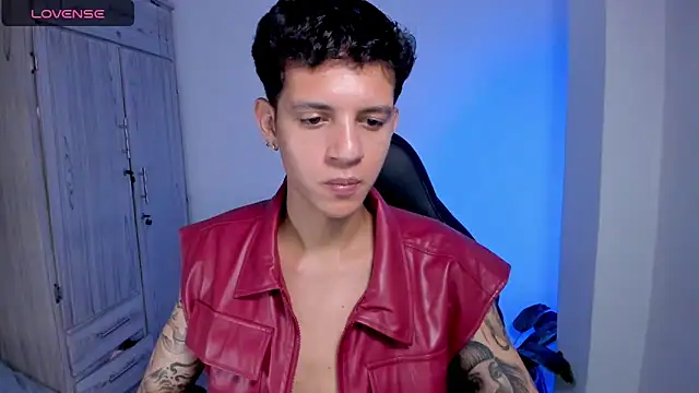 tylerrnova online show from June 18, 4:22 am