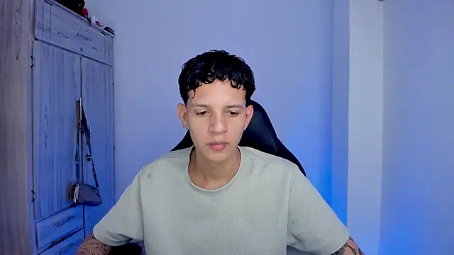 tylerrnova online show from August 4, 3:22 am