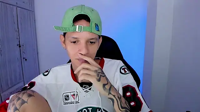 tylerrnova online show from June 26, 3:23 am