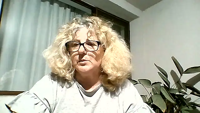 Snapshot of NoraMelow chatting on August 2, 9:01 pm NoraMelow online show from August 2, 9:01 pm