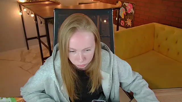 BellaRosewood online show from June 28, 5:25 am