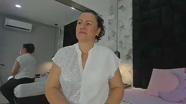 CharlotteG  online show from July 4, 1:04 pm
