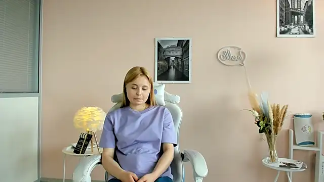 Snapshot of EloiseAlmario chatting on June 19, 1:28 pm EloiseAlmario online show from June 19, 1:28 pm