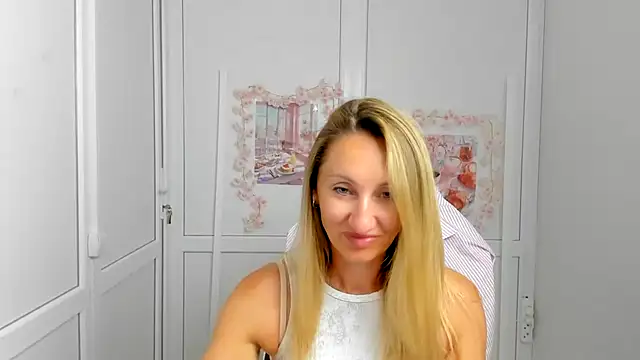 Snapshot of LilyDreamm chatting on June 19, 6:30 am LilyDreamm online show from June 19, 6:30 am