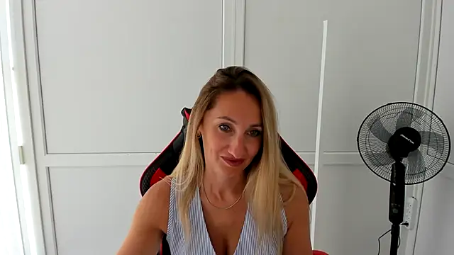 Snapshot of LilyDreamm chatting on June 23, 6:33 am LilyDreamm online show from June 23, 6:33 am