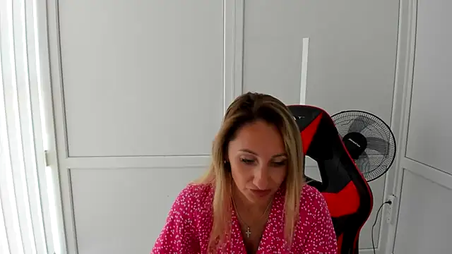 Snapshot of LilyDreamm chatting on June 22, 6:32 am LilyDreamm online show from June 22, 6:32 am