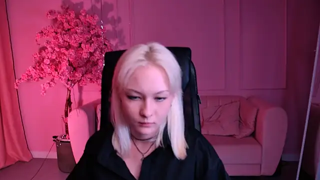 Snapshot of OliviaVale chatting on June 19, 1:50 pm OliviaVale online show from June 19, 1:50 pm