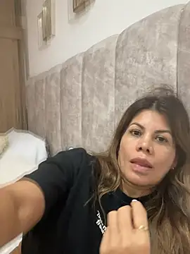Snapshot of Valen_Milf4u chatting on July 6, 12:50 am Valen Milf4u online show from July 6, 12:50 am