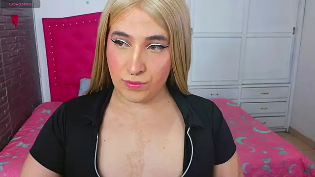 Snapshot of roxxy_pink_ chatting on August 2, 9:23 pm roxxy pink online show from August 2, 9:23 pm