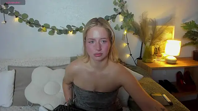 Snapshot of LallyBunnyy chatting on June 20, 1:27 pm LallyBunnyy online show from June 20, 1:27 pm