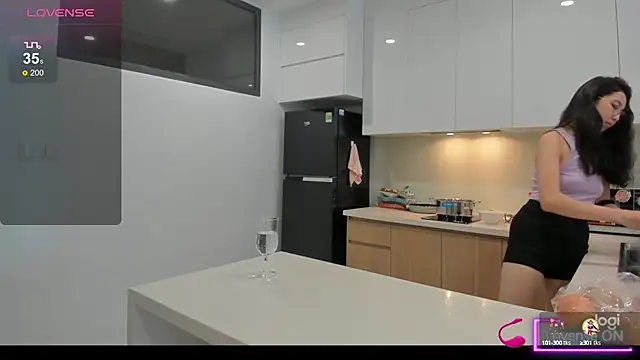 Snapshot of miko_kimura chatting on January 8, 6:41 am miko kimura online show from January 8, 6:41 am