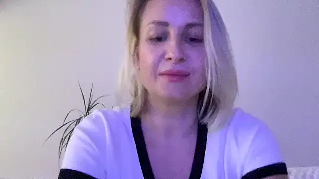 Snapshot of Delissaxx chatting on June 24, 7:44 pm Delissaxx online show from June 24, 7:44 pm