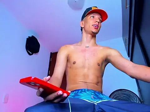 Snapshot of iamricardo_x chatting on July 16, 12:40 am iamricardo x online show from July 16, 12:40 am