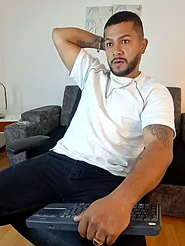 Snapshot of BrunoSilva_ chatting on August 3, 11:27 am BrunoSilva online show from August 3, 11:27 am
