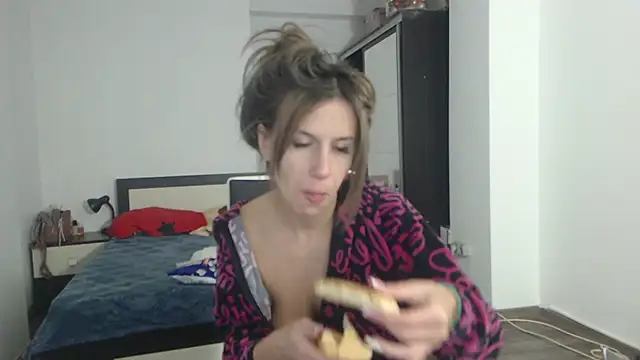 Snapshot of DedeSibel chatting on February 25, 2:37 pm DedeSibel online show from February 25, 2:37 pm