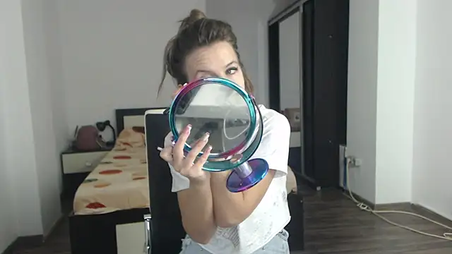 Snapshot of DedeSibel chatting on March 4, 9:18 am DedeSibel online show from March 4, 9:18 am