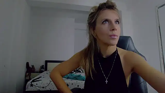 Snapshot of DedeSibel chatting on October 19, 3:48 pm DedeSibel online show from October 19, 3:48 pm