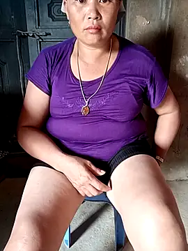 Snapshot of NyloveSquirt chatting on June 27, 8:42 am NyloveSquirt online show from June 27, 8:42 am