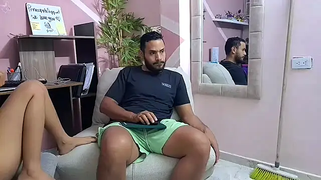 Pineappleflipped online show from August 3, 3:03 am