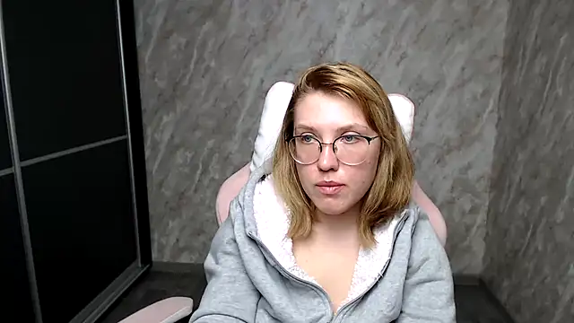 Reginasmilee online show from March 11, 7:46 am