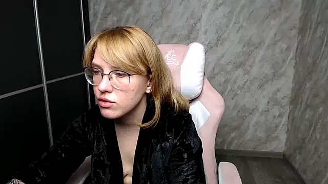 Reginasmilee online show from March 15, 5:26 pm