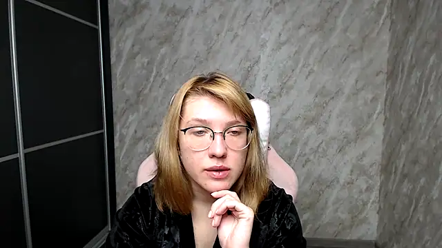 Reginasmilee online show from March 16, 9:05 am