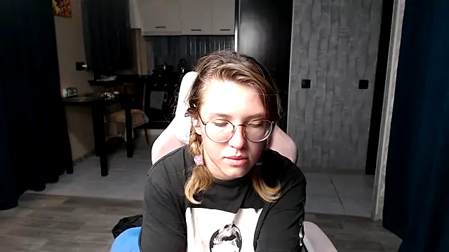 Reginasmilee online show from September 18, 11:30 pm