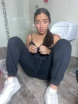 mialuxuryyx online show from August 1, 9:24 pm