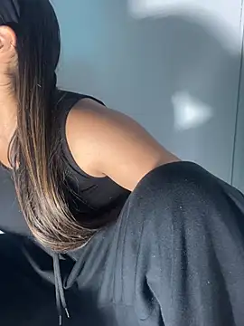 mialuxuryyx online show from July 18, 5:43 pm