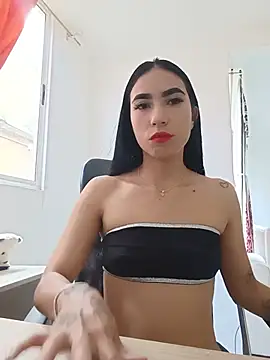 Halliesturner online show from June 29, 1:22 pm