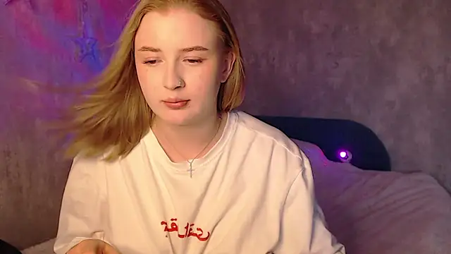 Snapshot of LumiMoore chatting on July 8, 5:24 pm LumiMoore online show from July 8, 5:24 pm
