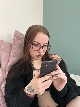 Ellie Whitfield online show from July 8, 1:23 pm