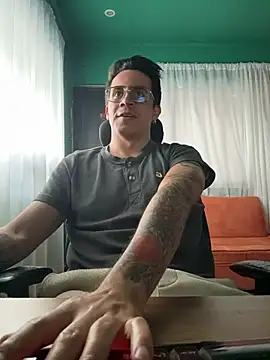 Snapshot of Andy_n_cat chatting on July 1, 10:43 pm Andy n cat online show from July 1, 10:43 pm