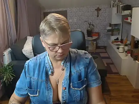 Snapshot of NewHellen4you chatting on July 1, 7:25 pm NewHellen4you online show from July 1, 7:25 pm