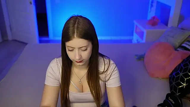 Snapshot of emilyyboo chatting on July 6, 2:35 pm emilyyboo online show from July 6, 2:35 pm