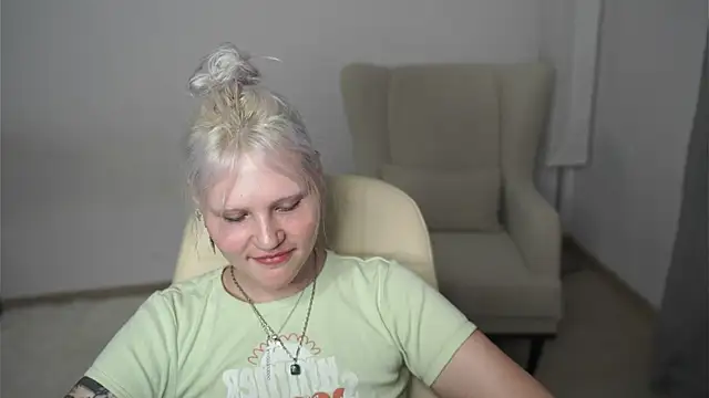 Snapshot of EstherFilteau chatting on July 3, 11:50 am EstherFilteau online show from July 3, 11:50 am