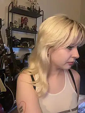 Snapshot of viviennedoll chatting on July 4, 9:19 pm viviennedoll online show from July 4, 9:19 pm