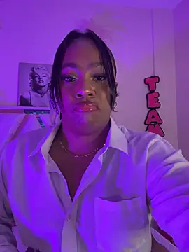 Snapshot of selina_paris chatting on July 16, 11:35 pm selina paris online show from July 16, 11:35 pm