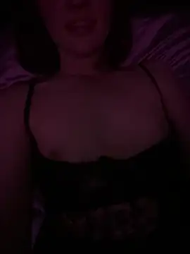 Snapshot of lynlou213 chatting on July 6, 2:18 am lynlou213 online show from July 6, 2:18 am