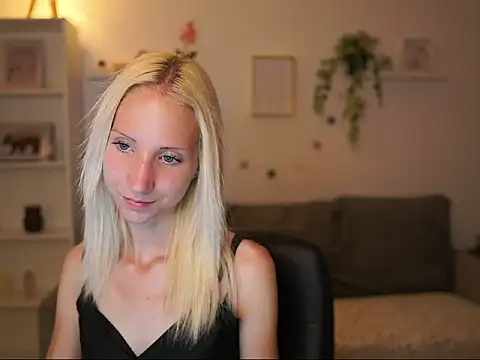 Snapshot of PiperPerri18 chatting on July 8, 6:19 pm PiperPerri18 online show from July 8, 6:19 pm