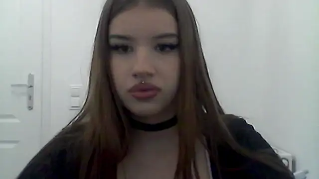 Snapshot of MollyHotTeen chatting on July 10, 2:28 pm MollyHotTeen online show from July 10, 2:28 pm