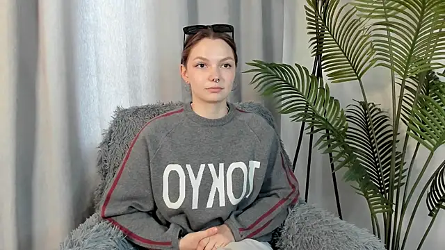 Snapshot of EmilieFerullo chatting on July 9, 7:31 am EmilieFerullo online show from July 9, 7:31 am