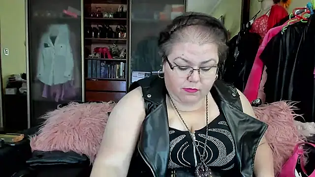 Snapshot of KaryQueen chatting on February 13, 4:11 am KaryQueen online show from February 13, 4:11 am