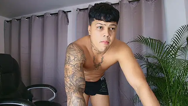Snapshot of Rey_steele chatting on July 17, 1:03 am Rey steele online show from July 17, 1:03 am