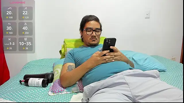 Snapshot of Axel_hornyy chatting on July 16, 5:26 am Axel hornyy online show from July 16, 5:26 am