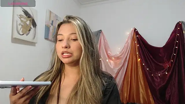 Snapshot of Amelia_xRosse chatting on July 17, 9:12 pm Amelia xRosse online show from July 17, 9:12 pm