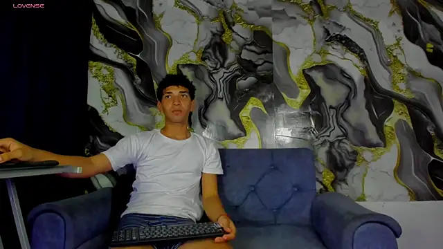 Snapshot of efrain_boy chatting on July 12, 5:52 am efrain boy online show from July 12, 5:52 am