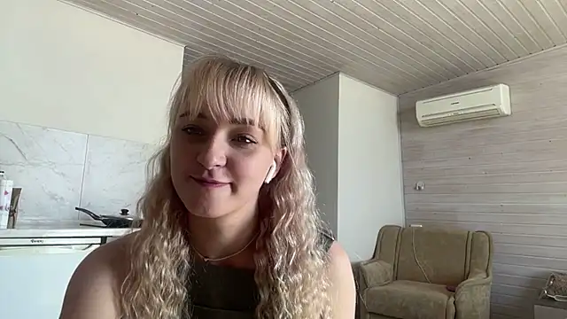 Snapshot of LilEvi chatting on July 16, 6:32 am LilEvi online show from July 16, 6:32 am