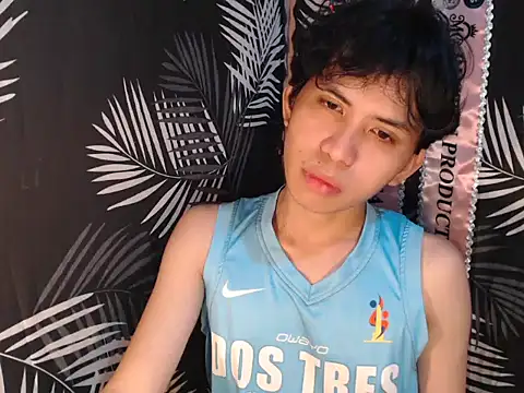Snapshot of UrasianFemboy chatting on July 17, 3:04 am UrasianFemboy online show from July 17, 3:04 am