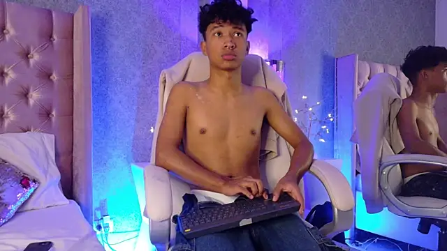 Snapshot of Adam_Foxxx chatting on July 21, 5:31 am Adam Foxxx online show from July 21, 5:31 am